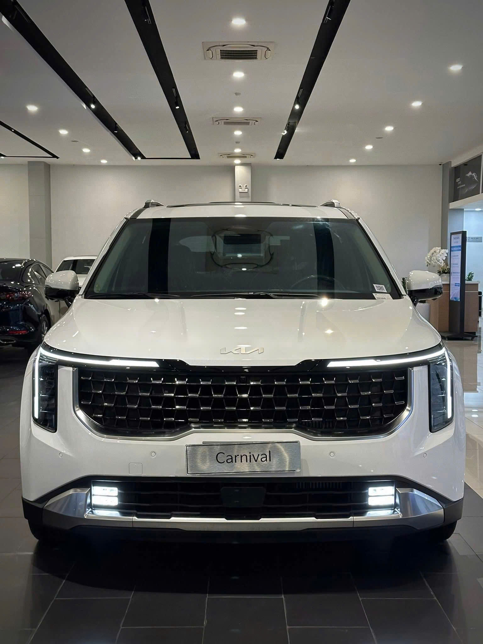 Kia Carnival 2.2D Signature 2025 – Màu Trắng Ngọc Trai