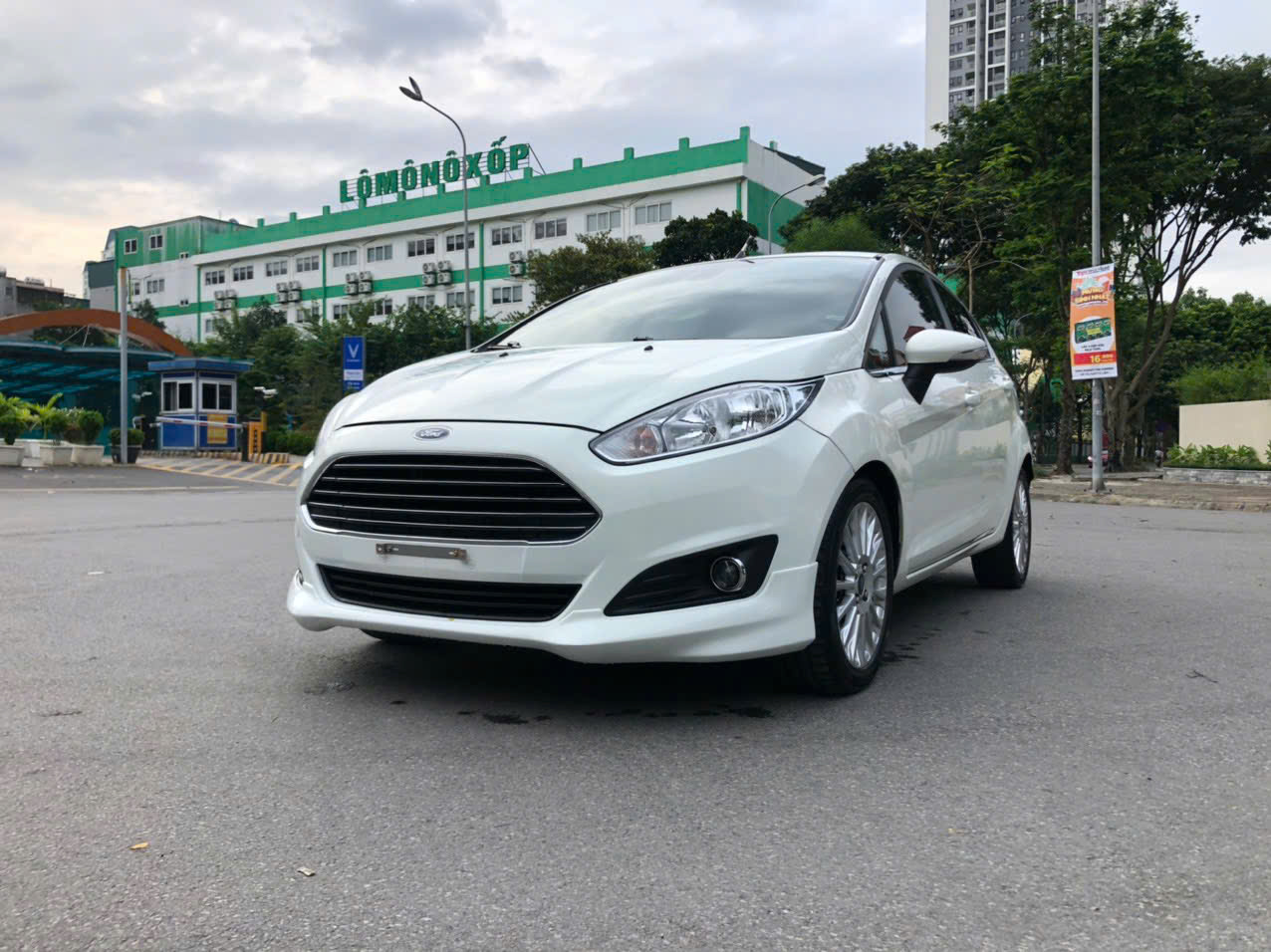 - Xe Ford Fiesta 1.0 AT Sport 2014, màu trắng, nội thất đen còn mới (do ít sử dụng)