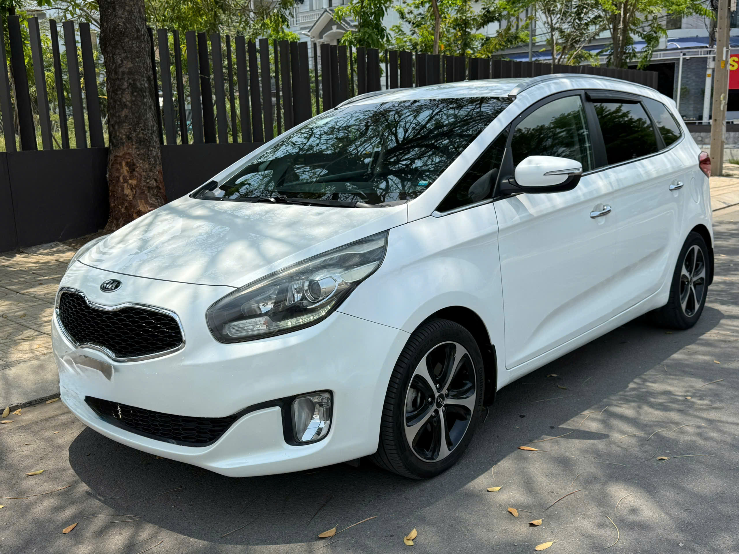 KIA RONDO MÁY DẦU SỐ TỰ ĐỘNG 2016 – 7 CHỖ RỘNG RÃI