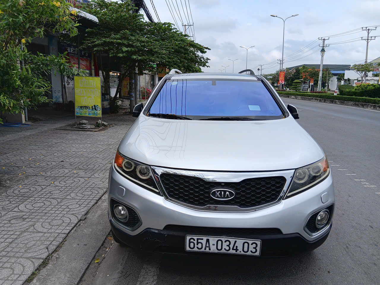 Kia Sorento 2013 2.4 bản cao cấp AWD 02 cầu bốn bánh chủ động toàn thời gian, 02 cửa sổ trời Padorama, số tự động full xăng, odo 20 vạn, tiêu hao 8-11l/100km.