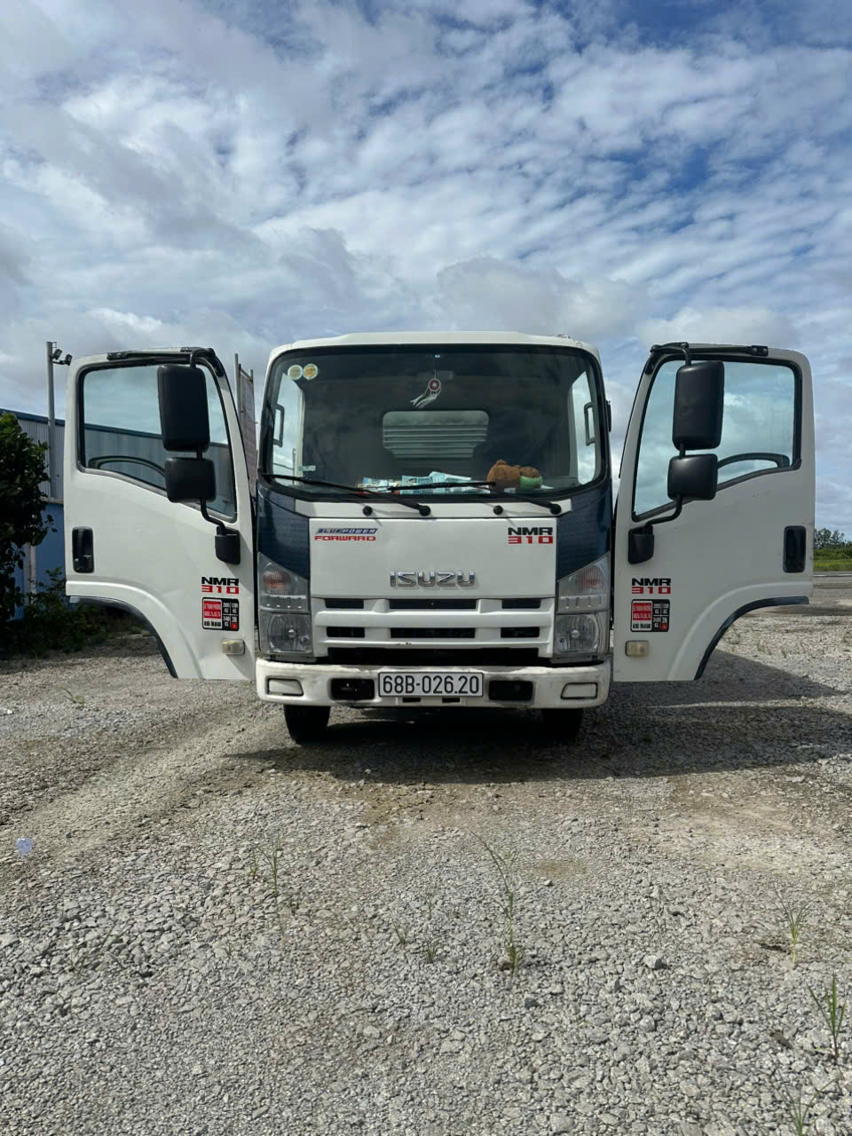 Cần bán isuzu 91ps đời 2011 tải 1tấn200 thùng kín sàn đẹp dài 3m1