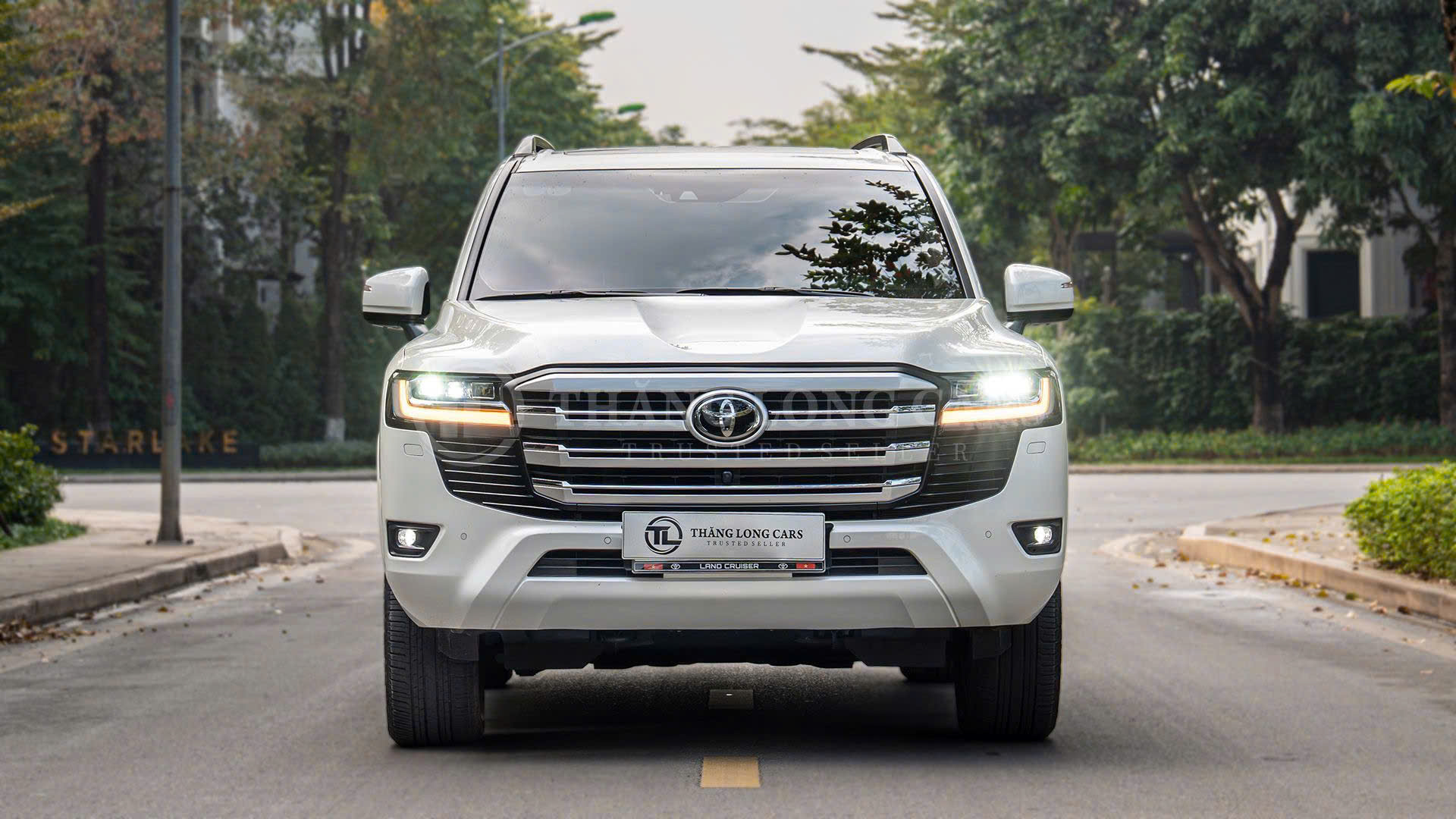 TOYOTA LAND CRUISER LC300 – TRẮNG/KEM ĐẲNG CẤP