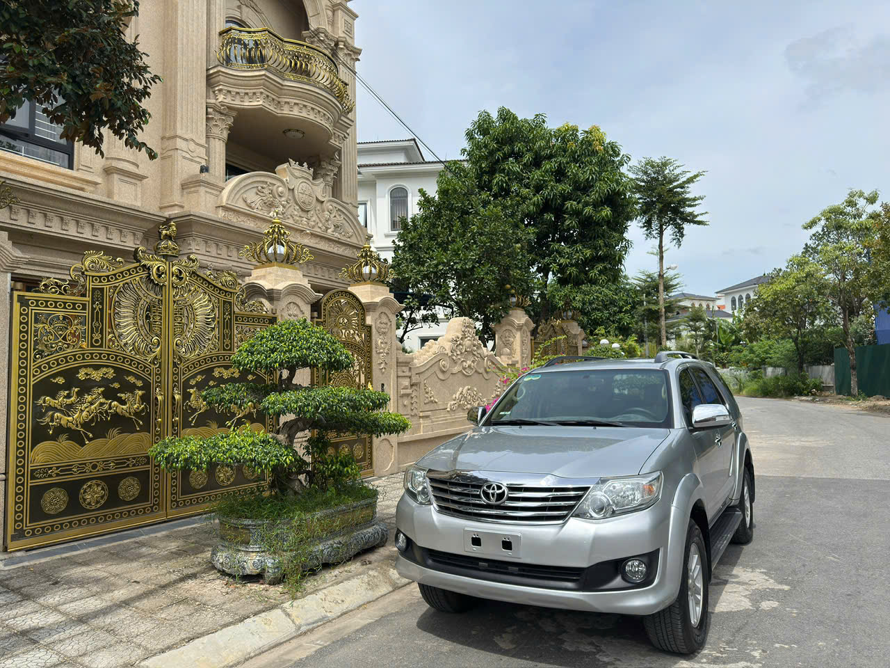 Hà Nội, Vinsmart Tây Mỗ, bán Toyota Fortuner V 2.7, 15V km, số tự động, Xăng 1 cầu, màu bạc, 2014.