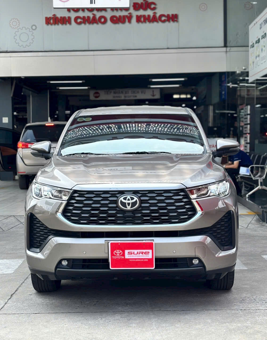 ► Innova Cross V 2025 ♦  Màu Nâu ► Giá bán 830tr có thương lượng